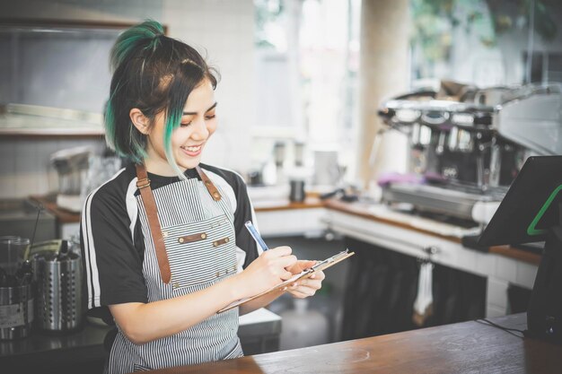 写真 カフェで働く若いバースタ