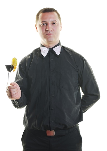 Фото Портрет молодого бармена на белом фоне с алкогольным коктейлем