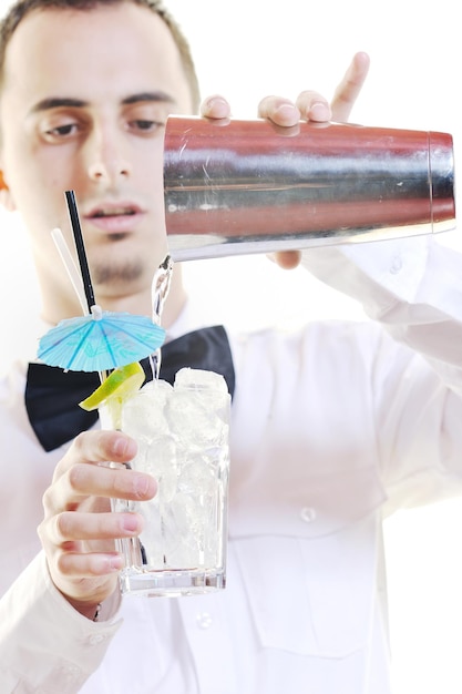 портрет молодого бармена на белом фоне с алкогольным коктейлем