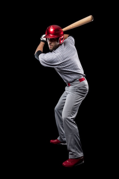 赤いヘルメットを持つ若い野球選手