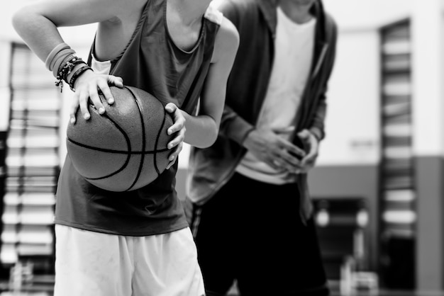 Photo young basketball player shoot