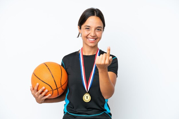 Photo young basketball player woman isolated on white background doing coming gesture