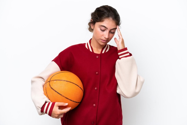 頭痛で白い背景に分離された若いバスケット ボール プレーヤーの女性