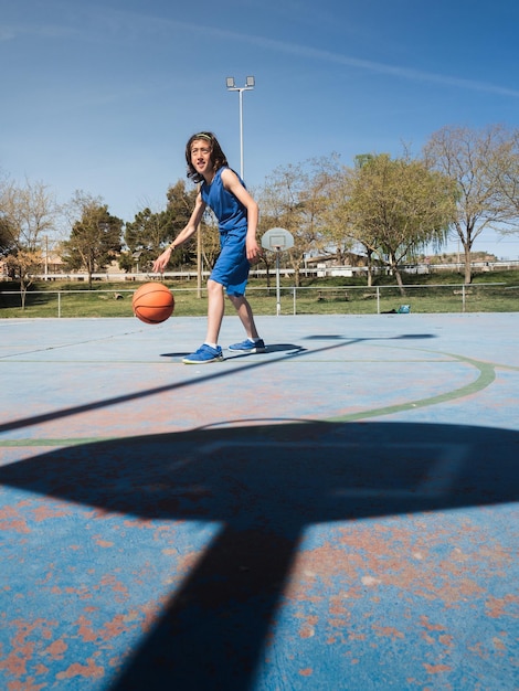 Photo young basketball player