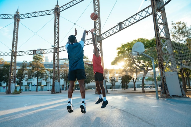 写真 コートでトレーニングする若いバスケットボール選手