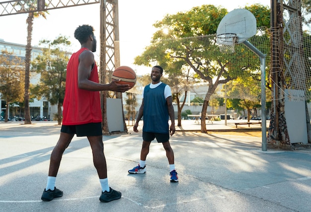 Photo young basketball players training at the court