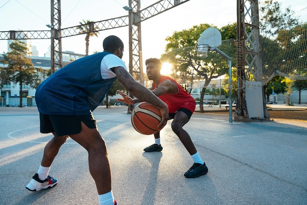 Photo young basketball players training at the court