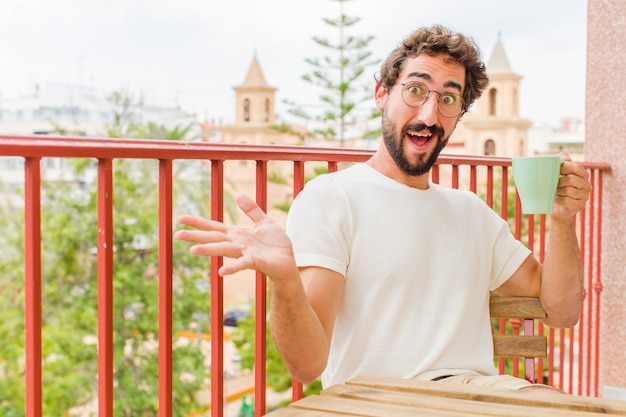 Giovane uomo barbuto con un caffè