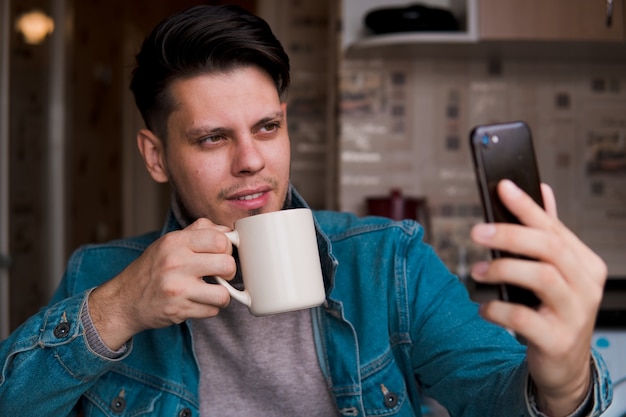 写真 ジーンズのジャケットの若いひげを生やした男