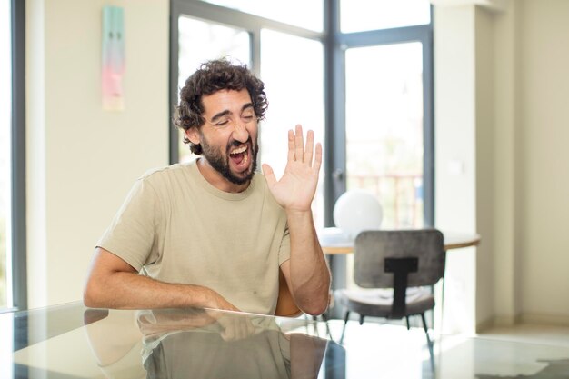 Photo young bearded man with a copy space on a table