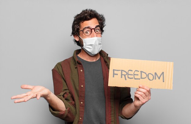 Молодой бородатый мужчина с концепцией свободы медицинской маски