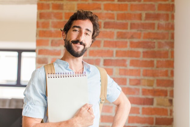 ノートブックを持つ若いひげを生やした男