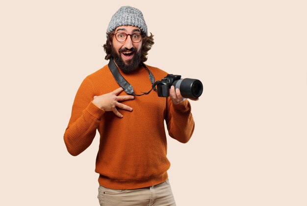 Giovane uomo barbuto con macchina fotografica