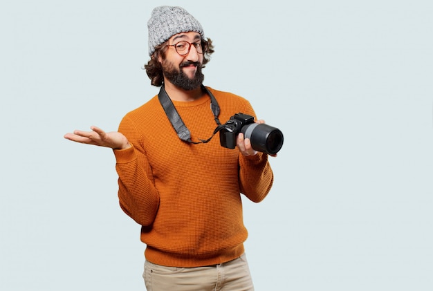 Giovane uomo barbuto con macchina fotografica