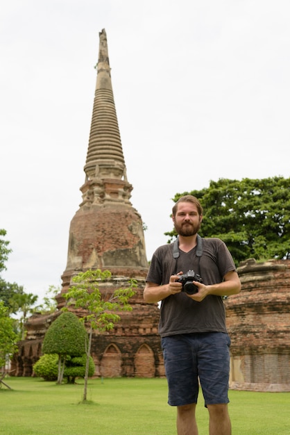 タイのアユタヤで休暇を持っている若いひげを生やした観光男