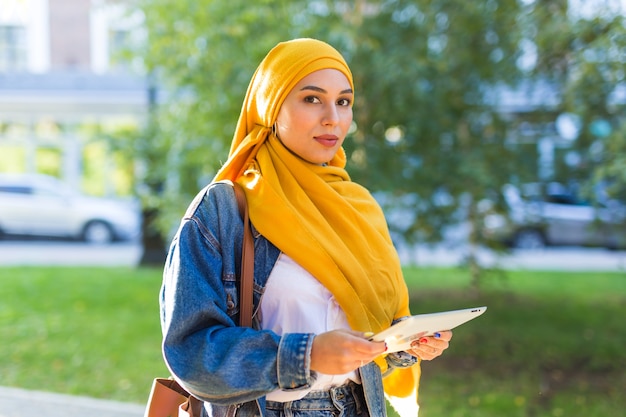 Hijab를 입고 젊은 아름 다운 아랍 여자