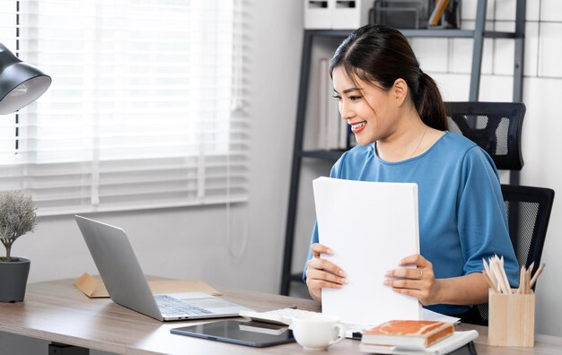 Photo young beautiful asian businesswoman working online with laptop at home freelance women work marketing document online sales at home small business startup