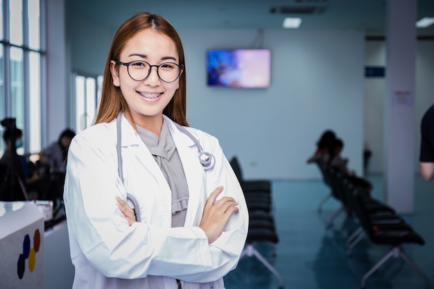 Photo young beautiful asian doctor woman smile face