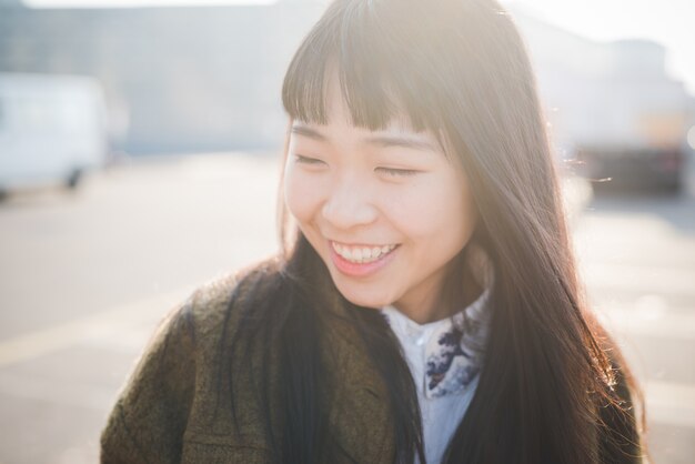 写真 若い美しいアジアのヒップスターの女性