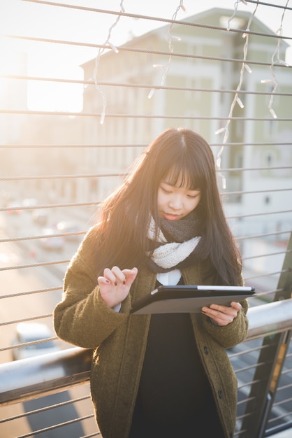 若い美しいアジアのヒップスターの女性