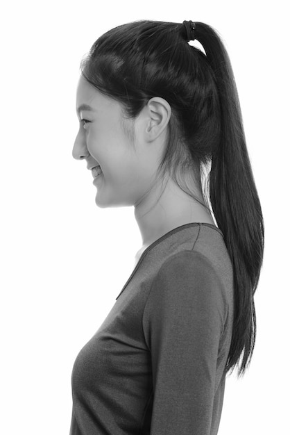 사진 흑인과 백인 흰 벽에 고립 된 젊은 아름 다운 아시아 십 대 소녀