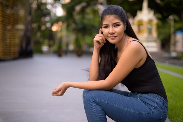 Foto giovane bella donna asiatica che esplora intorno alla città