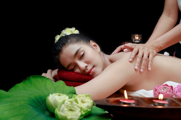 Молодая красивая женщина Азии, массаж в спа-среде.