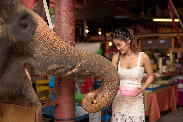 Photo young beautiful asian woman having vacation in ayutthaya, thaila