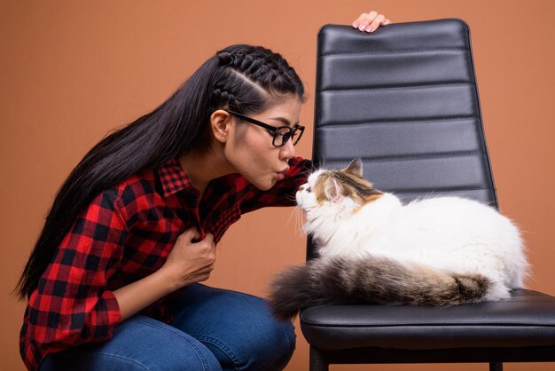 ペルシャ猫と若い美しいアジアの女性