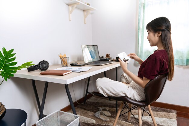 Photo young beautiful asian woman working at home