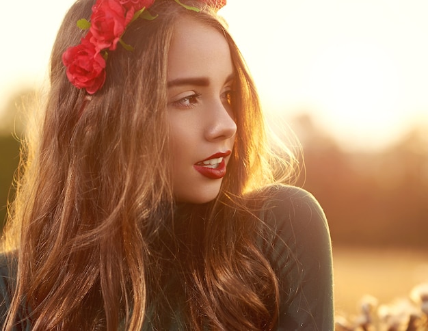 Photo young, beautiful, attractive girl posing in a field during sunset