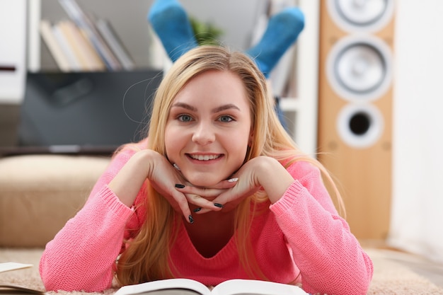 Giovane bella donna bionda che lavora a casa