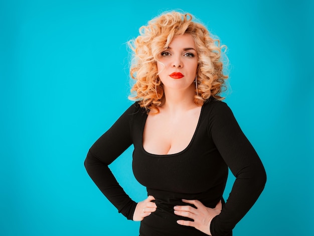 Photo young beautiful blonde curly haired woman plus size body positive with big breasts