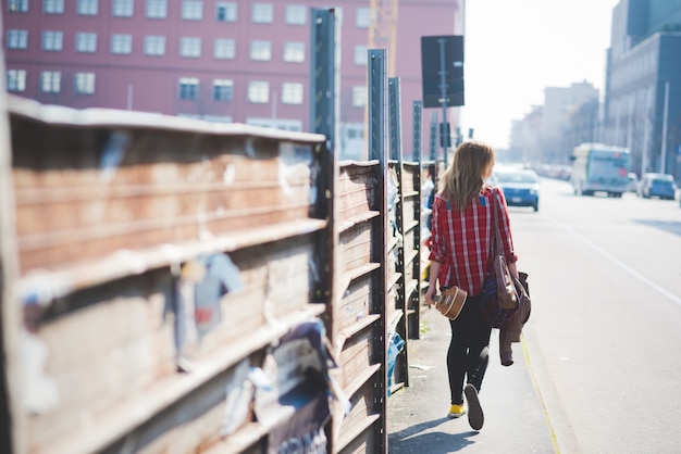 Photo young beautiful blonde hipster woman