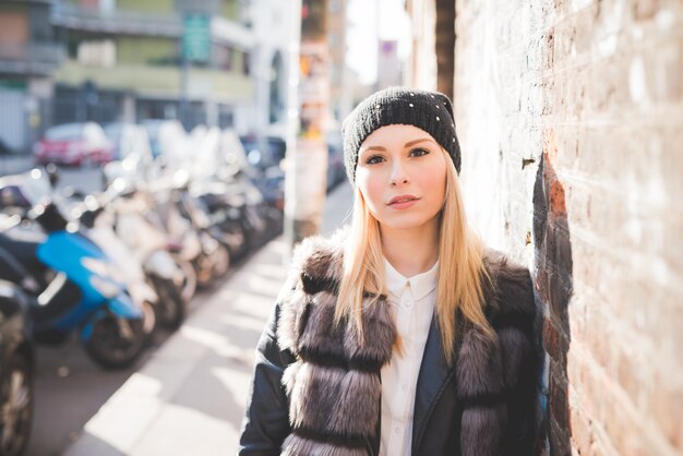 写真 若い美しいブロンドのストレートヘアの女性