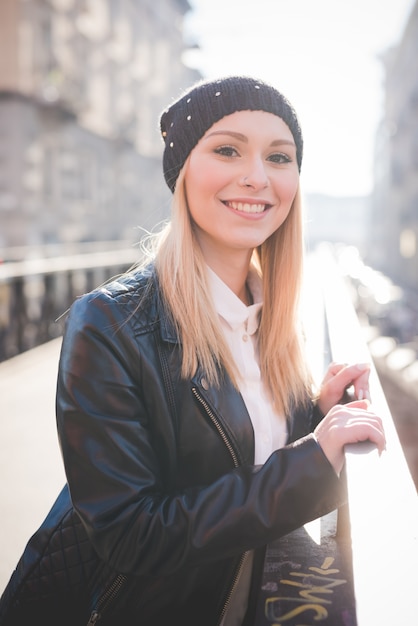 Photo young beautiful blonde straight hair woman