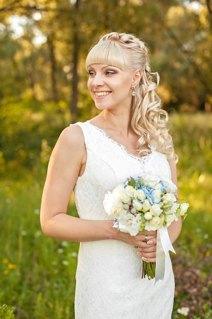 Молодая красивая невеста на природе