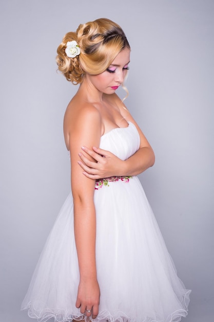金髪の結婚式の髪型を持つ若い美しい花嫁