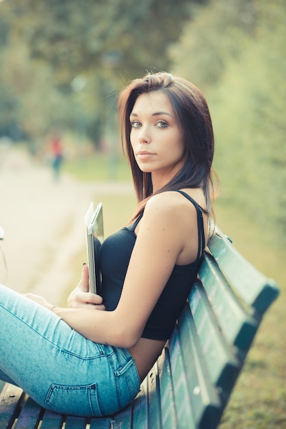 Foto giovane donna bella bruna capelli lisci con tavoletta