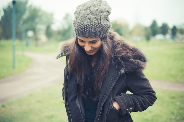 Photo young beautiful brunette woman