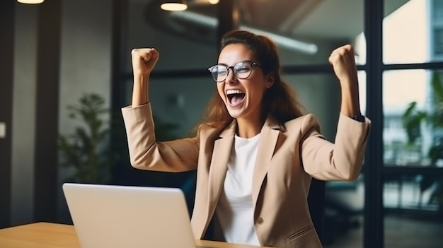 Foto giovane bellissima donna d'affari che festeggia felice del suo successo e sorride in ufficio con le braccia alzate