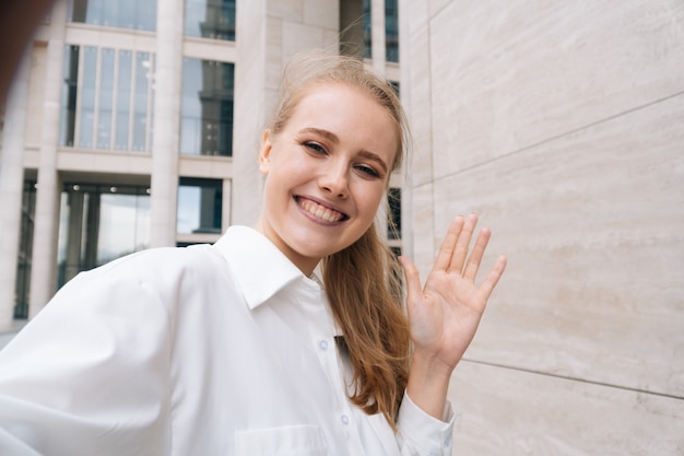 写真 シャツを着ている若い美しい女性実業家