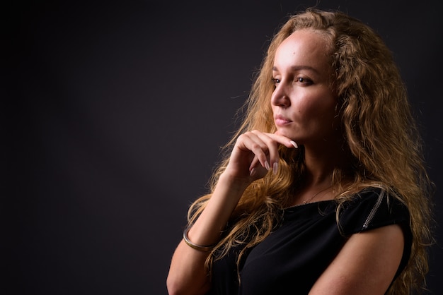 Photo young beautiful businesswoman with long wavy blond hair