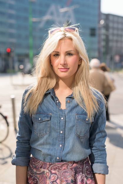 Photo young beautiful caucasian blonde girl in the city