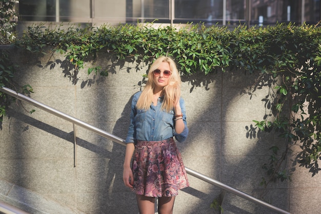 Photo young beautiful caucasian blonde girl in the city