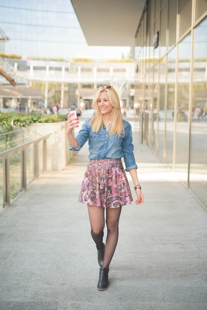 Фото Молодая красивая кавказская блондинка в городе