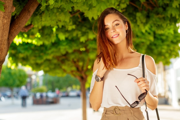 Giovane bella donna caucasica in posa all'aperto in città