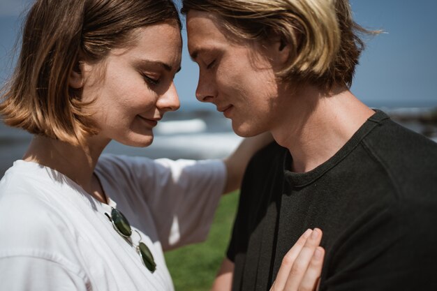 Photo young beautiful couple on the beach