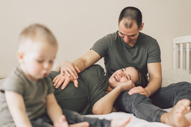 Foto giovani belle coppie che prevedono un bambino.