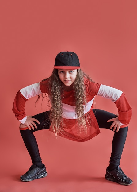 Foto giovane bella ragazza carina che balla, salto hip-hop sottile moderno dell'adolescente